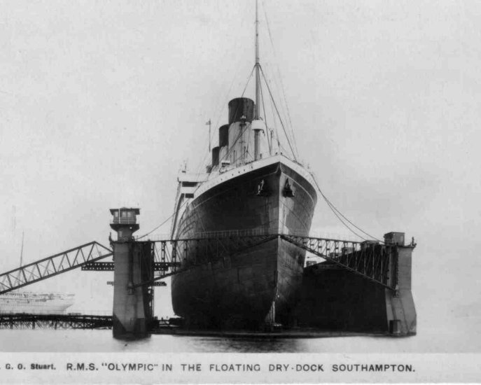 titanic - Olympic_drydock.jpg