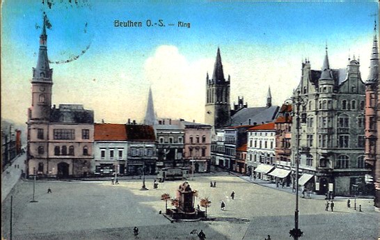 Beuthen - Rynek - Widok z Pomnikiem Poleglych.jpeg