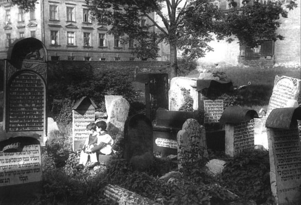 Kraków na starej ... - Kazimierz - stary cmentarz Remuth zdjęcie z lat ...konane  przed dewastacją mogił przez hitlerowców.jpg