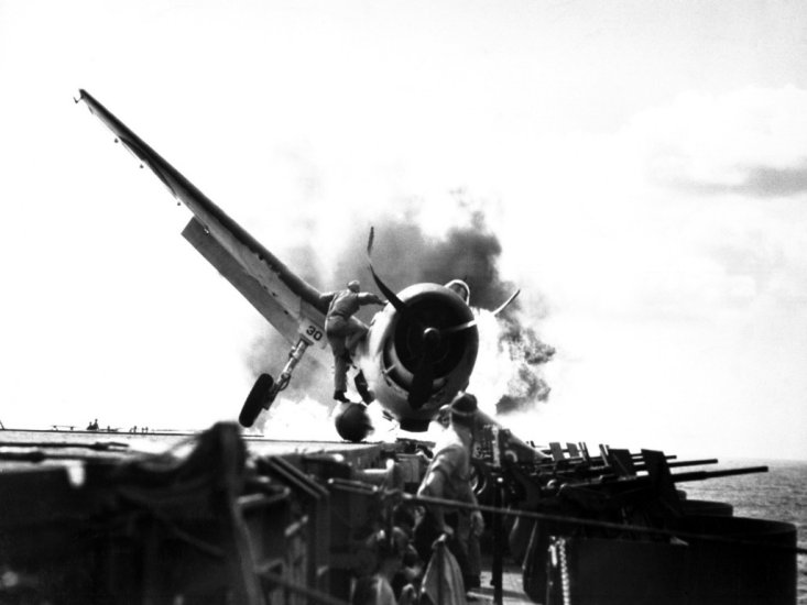myśliwce ll wojna - Grumman-Hellcat-burning-on-USS-Enterprise.jpg