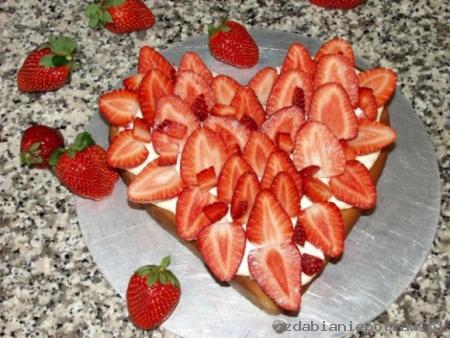 torty i słodkości - tort-truskawka-serce.jpg