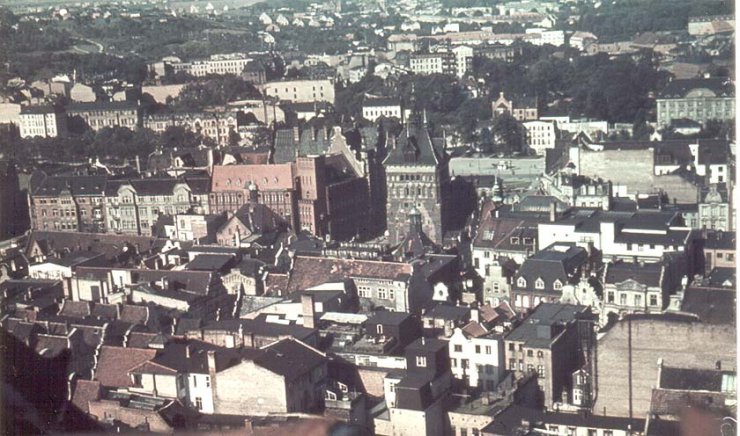 dawny Gdańsk 600 ... - Widok z wieży Ratusza Rathaus w stronę Chełmu Stolzenberg, pośrodku Wieża Więzienna Stockturm.bmp