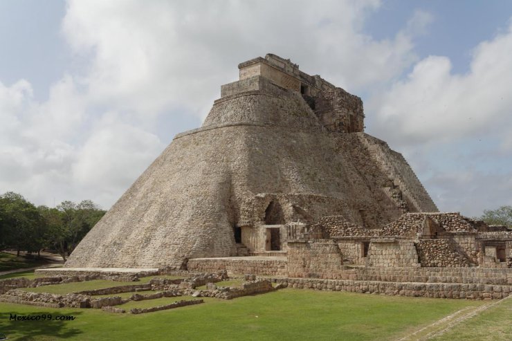 TAPETY ZNANE MIEJSCA ŚWIATA - Uxmal_Ruins_Pyramid_Mexico.jpg