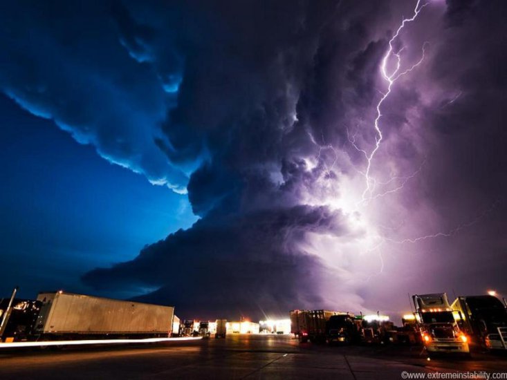 zjawiska pogodowe - Storm-Super-Cell-over-Truck-Stop-York-Nebraska-June-2009-A.JPG