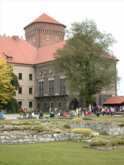 Pałace na ziemi polskiej - Kraków_Wawel_Zaginiony_i_baszta.jpg
