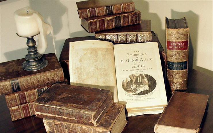 Antyki - antique-books-with-candle.jpg