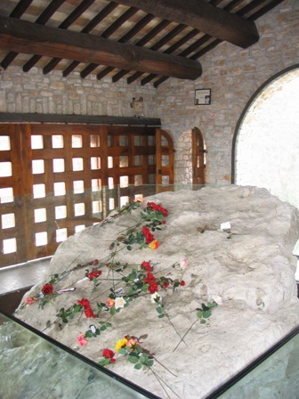 zdjęcia - Roccaporena - skała modlitwy św. Rity.JPG