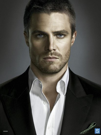 Stephen  Amell - ARROW - Oliver_Queen_front-on_promo.JPG