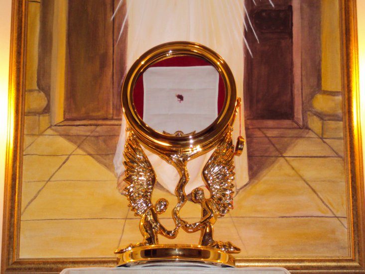 chrześcijańskie gify - Relikwie w kaplicy na plebanii 01.10.2011r.JPG