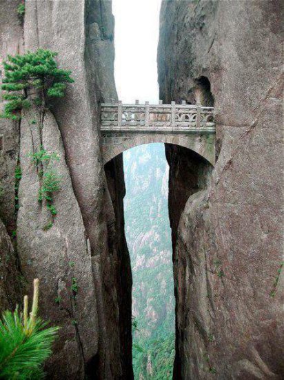 CIEKAWE ZDJĘCIA - The Bridge of Immortals, HuangShan, China.jpg