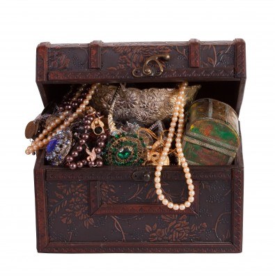 Dekoracje z perłami - 11938921-wooden-treasure-trunk-with-jewellery.jpg