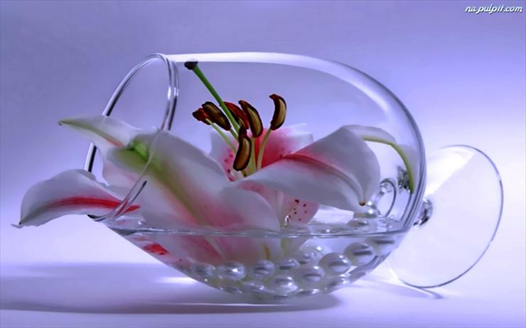 Dekoracje z perłami - perly-kieliszek-kwiat-naszyjnik.jpeg