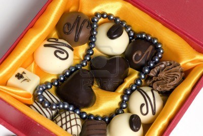 Dekoracje z perłami - 683303-idealny-prezent--valentine-perly-i-czekolada.jpg