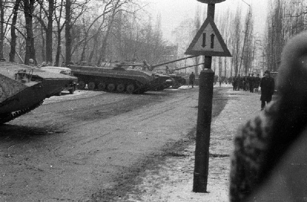 1981r.16 XII - Kopalnia Wujek - Czołgi przed terenem kopalni 2.jpg